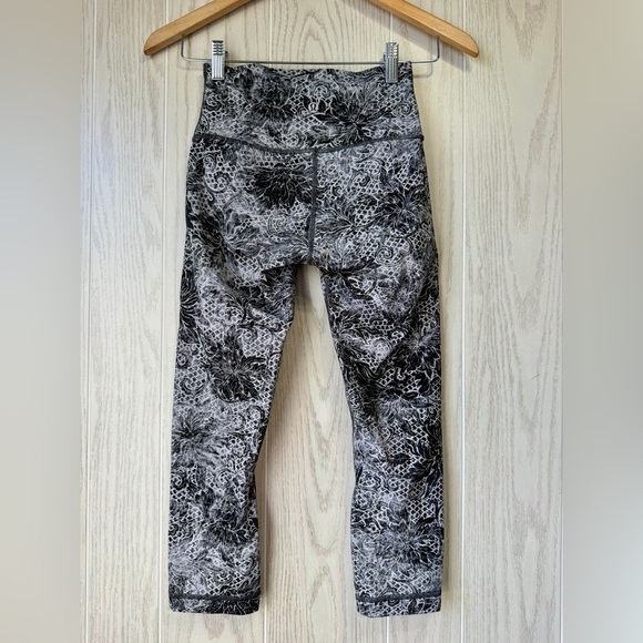 Lululemon Wunder Under Crop High-Rise Full-On Luxtreme 21" Size 4 EUC - Picture 7 of 9